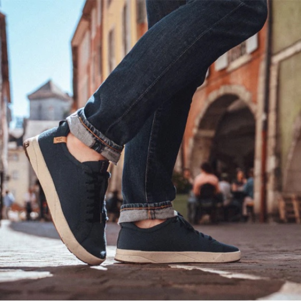 Saola Sneakers in Navy